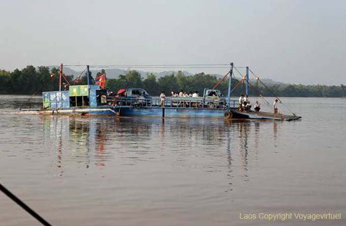 Bac attraversando il Mekong, Khong Island, Laos