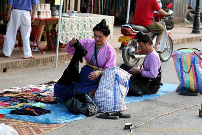 Costume tradizionale di venditori ambulanti, Luang Prabang, Laos