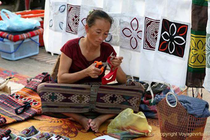 Artigiano al mercato notturno, Luang Prabang, Laos