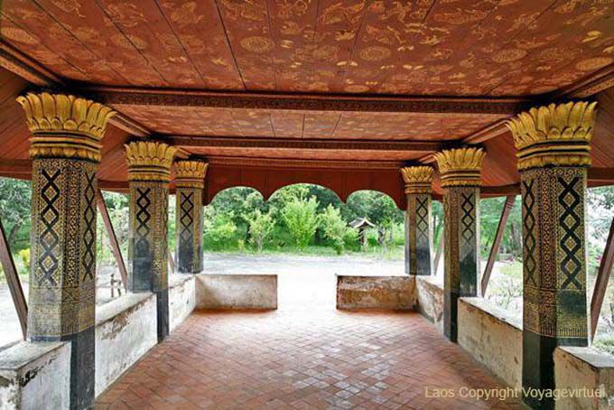 Colonne decorato l'ingresso, Wat lungo Khoun, Luang Prabang, Laos