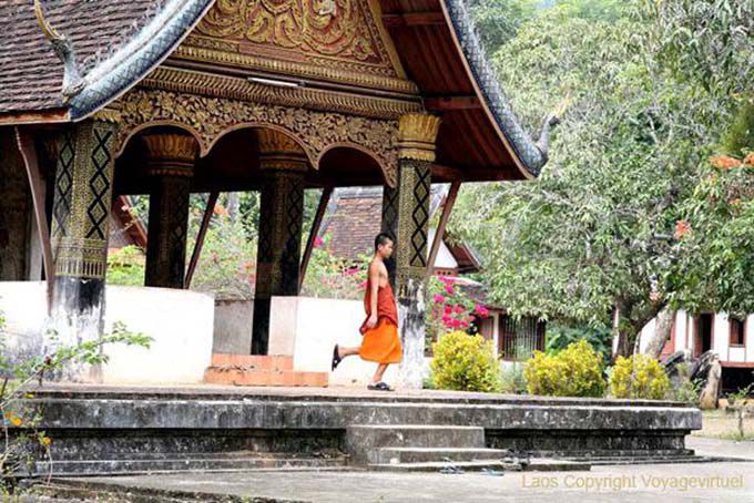 Monaci buddisti nel tempio, Wat lungo Khoun, Luang Prabang, Laos