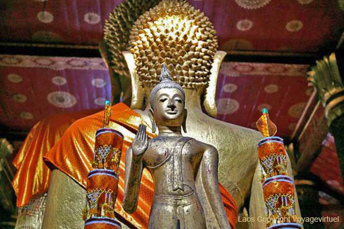 Dietro il Grande Buddha, Wat Mai, Luang Prabang, Laos