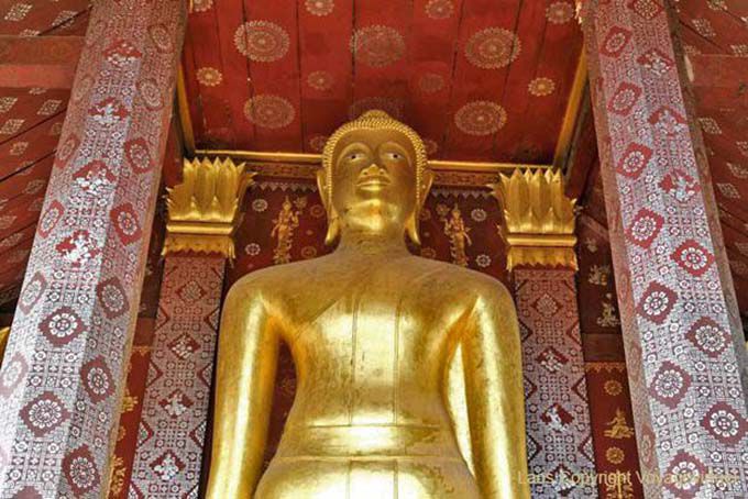 Top del grande Buddha in piedi, Wat Sene Soukharam, Laos