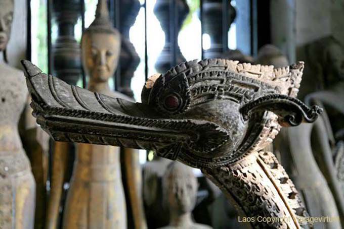 Testa di uccello scolpita, Wat Visoun, Luang Prabang, Laos