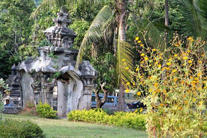 Porta precario collegamento Wat Aham e Wisunalat, Wat Visoun, Laos