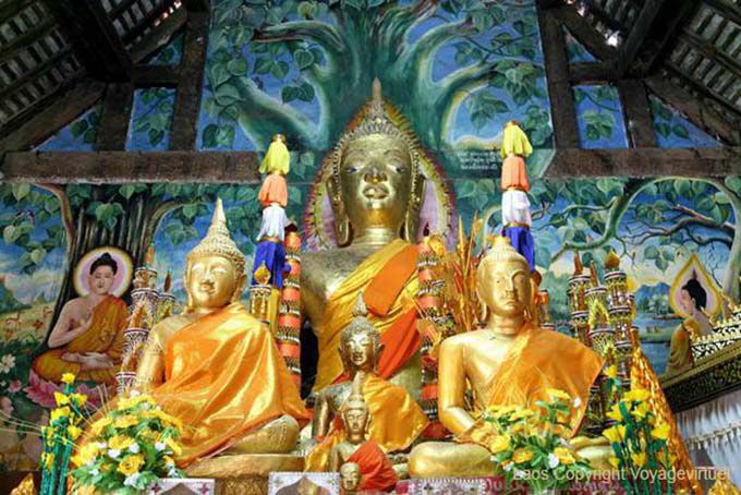 Wat Aham, altare all'interno della Sim, Luang Prabang, Laos
