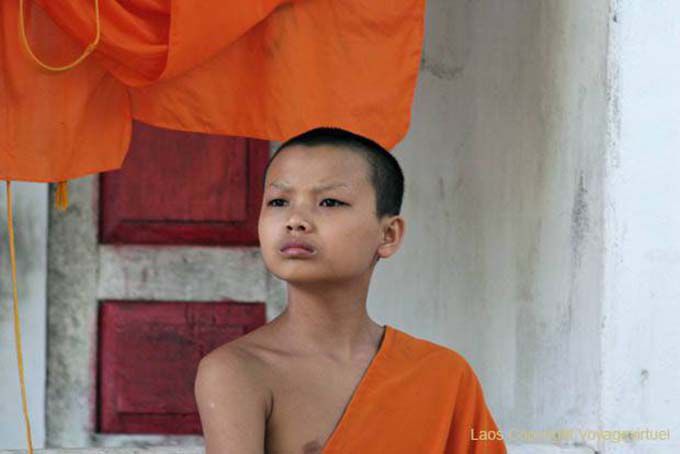 Monaco novizio seriamente in Kuti, Wat Visoun, Luang Prabang, Laos
