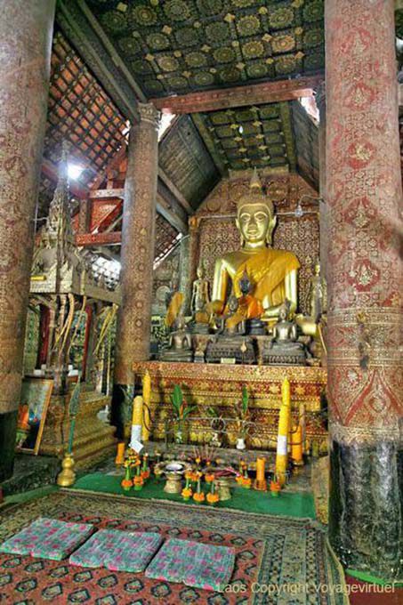 Altare buddista nella pagoda, Wat Xieng Thong, Laos