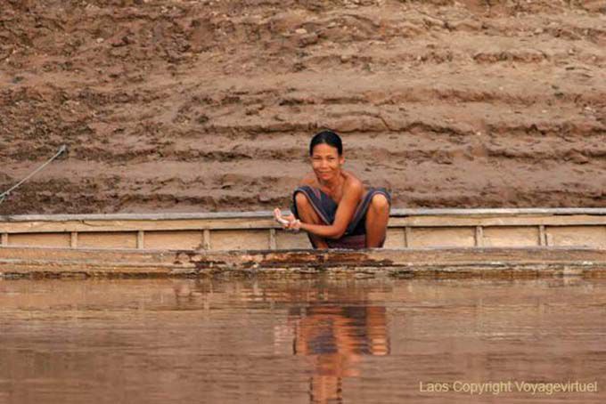 Il tempo della toilette nel fiume, Mekong, Laos meridionale, Laos