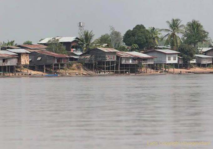 Villaggio sulle rive del Mekong Laos Sud, Laos