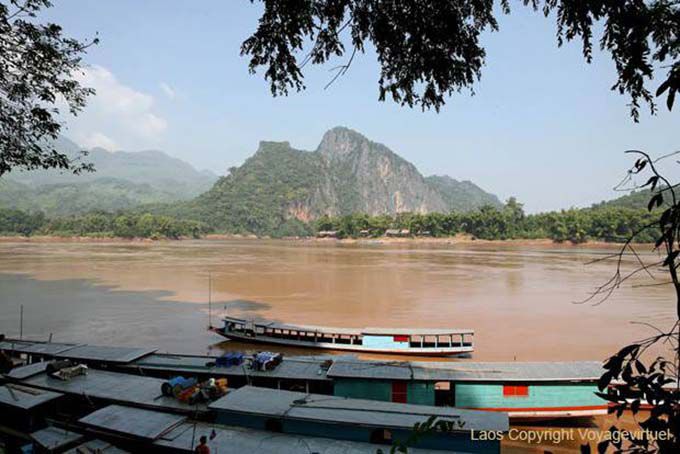 Vista panoramica sul fiume e le montagne da Pak Ou, Laos