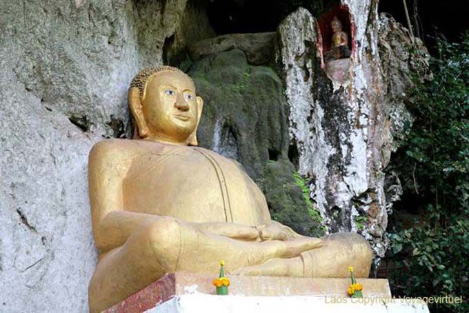Potbellied Buddha all'ingresso di Tham Phum, Pak Ou, Laos