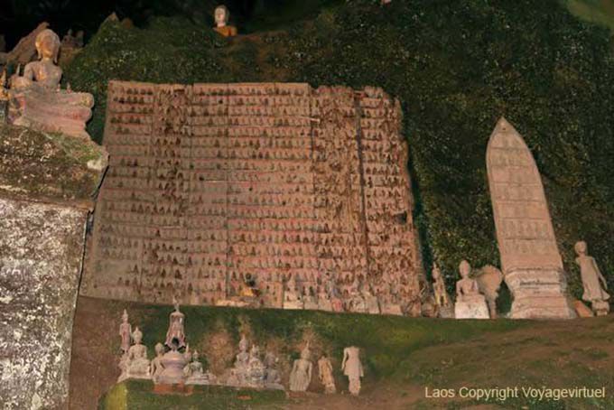 Scaffali Buddha in Pak Or, Laos
