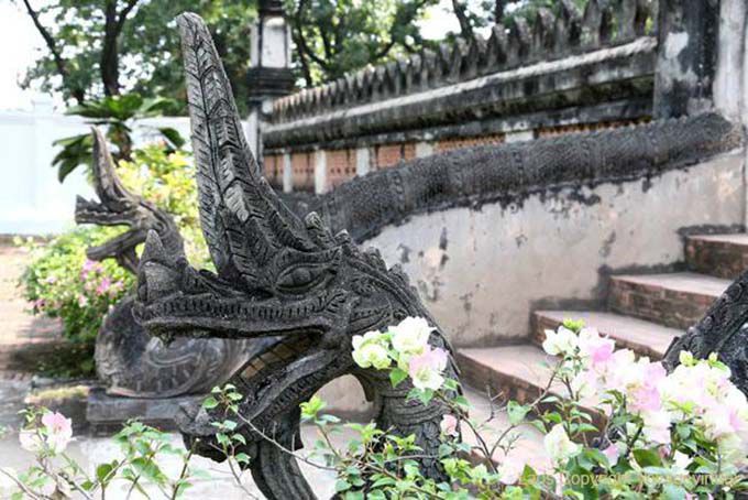 Naga all'ingresso di Haw Phra Kaew, Vientiane, Laos