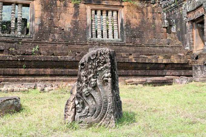 Naga nell'erba, Vat Phou, Laos