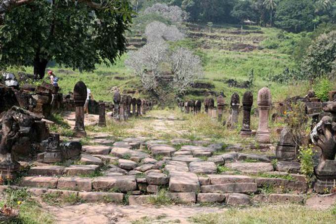 Vialetto pavimentato a linga, Wat Phou, Laos