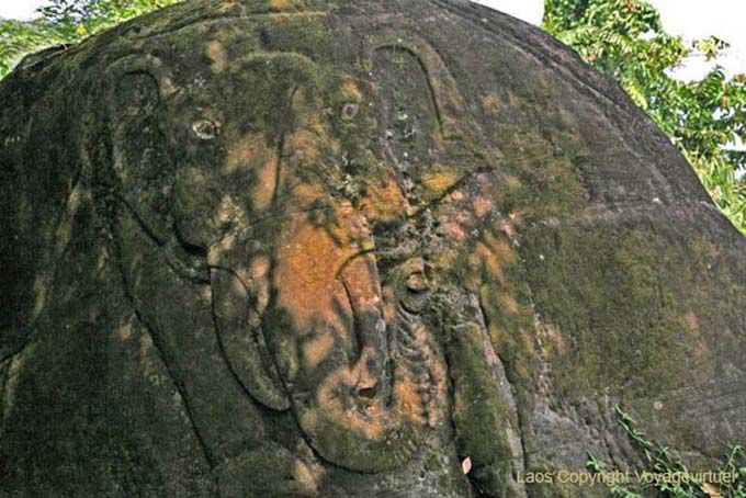Elefante in basso rilievo sulla roccia Wat Phou, Laos
