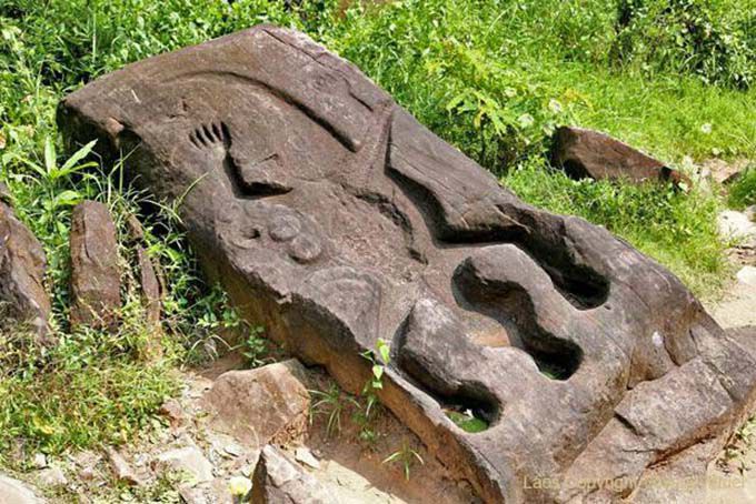 Scultura coccodrillo incasso Wat Phou, Laos
