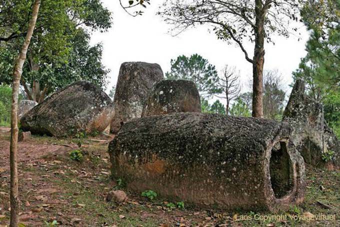 Blocchi di rocce monolitiche, Piana delle Giare Xieng Khouang, Laos