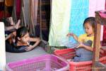 Bambini che giocano con non molto Ban Xanhai, Laos.