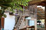Architettura combinando pietra e legno, Ban Xanhai, Laos.