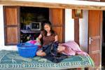 Davanti Sarta della sua casa, Ban Xanhai, Laos.