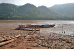 Pontoon posto barca sul Mekong Ban Xanhai, Laos.