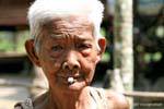 Vecchia donna con una sigaretta, Khone Island, Laos.