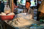 Pasta e riso tagliatelle mercato coperto, Khong Island, Laos.