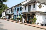 Cammina per le strade di Luang Prabang, Laos.