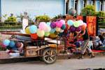 Charette venditore di palloncini multicolori, Luang Prabang, Laos.