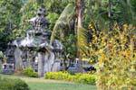 Porta precario collegamento Wat Aham e Wisunalat, Wat Visoun, Laos.