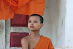 Monaco novizio seriamente in Kuti, Wat Visoun, Luang Prabang, Laos.