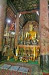 Altare buddista nella pagoda, Wat Xieng Thong, Laos.