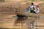 Attraversando il fiume in Pakse, Mekong, Laos meridionale, Laos.
