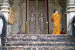 Monk sui gradini di Haw Phra Kaew, Vientiane, Laos.