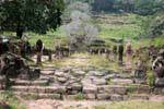 Vialetto pavimentato a linga, Wat Phou, Laos.