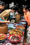 Piatti pronti mercato Phonsavan, Xieng Khouang, Laos.