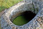 Vaso riempito con acqua salmastra, Piana delle Giare Xieng Khouang, Laos.