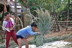 Il lavoro minorile, Thai Dam, Xieng Khouang, Laos.