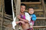 Molto giovane madre e figlio, Thai Dam, Xieng Khouang, Laos.