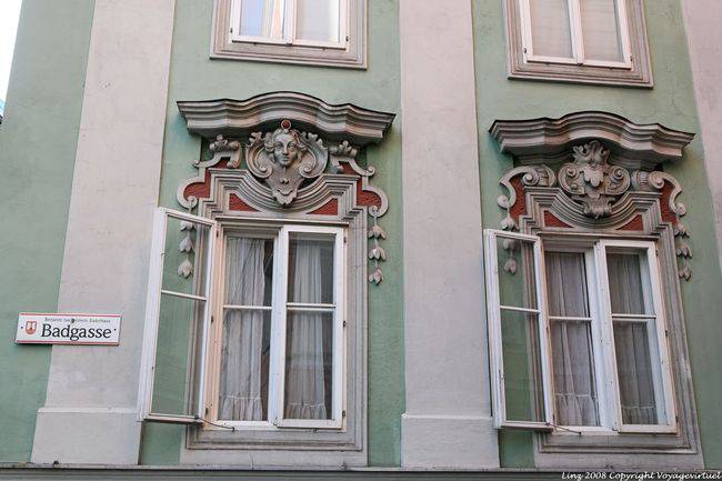 Altstadt, Badgasse, mascaron alle finestre, Linz - Austria