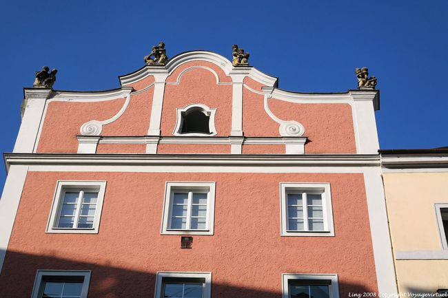 Altstadt, facciata rosa confetto, Linz - Austria