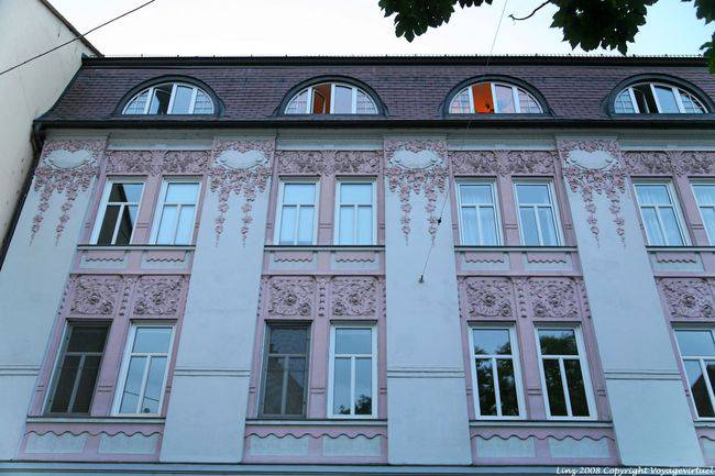 Baumbachstrasse, rosa su blu, luce della sera, Linz - Austria