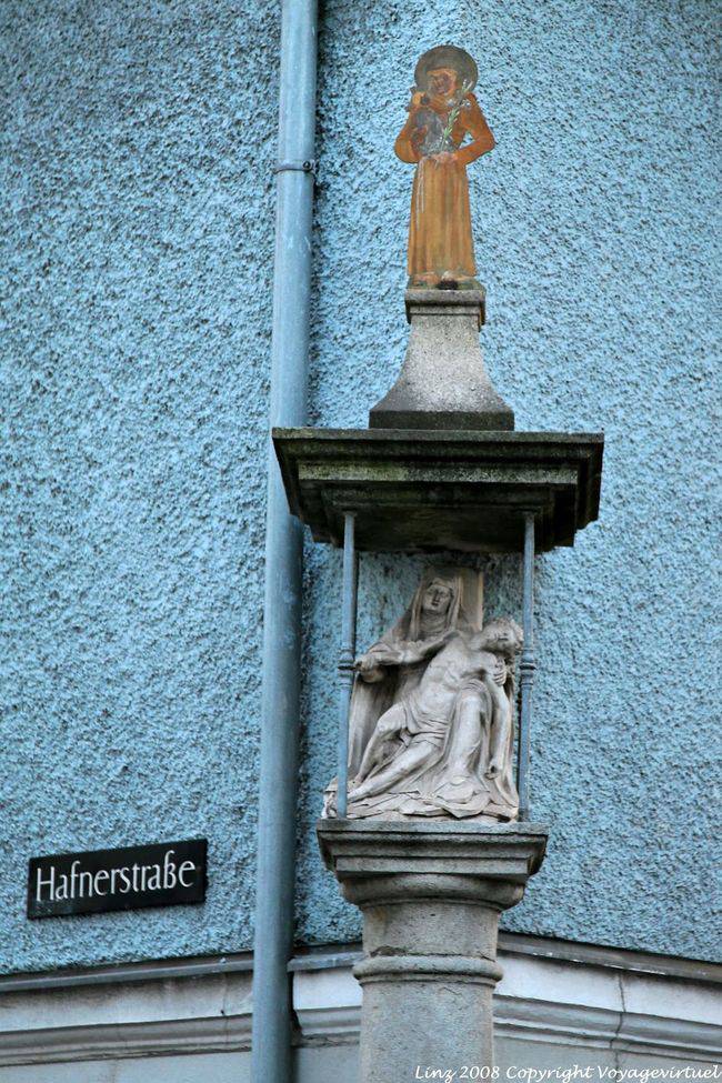 Hafnerstrasse, particolare su una colonna votiva, Linz - Austria