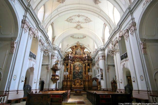 Karmeliter Kirche, la navata e l'altare, Linz - Austria