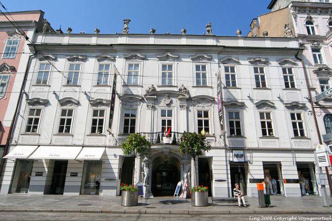 Landstrasse, facciata con atlante e statue sul tetto, Boss e Neuf, Linz - Austria