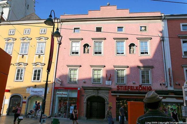 Landstrasse, facciata rosa con statue nelle nicchie, Linz - Austria