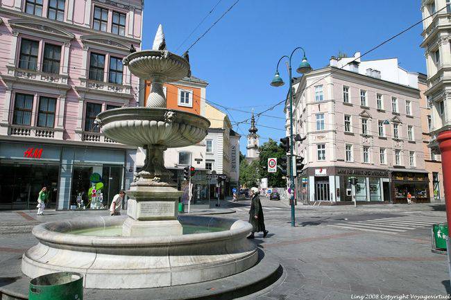 Landstrasse, Taubenmarkt, Fontana di Sparkassen, Linz - Austria