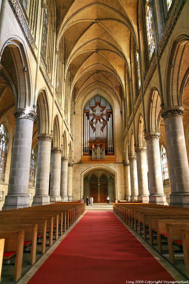 Neuer Dom, i grandi organi e il tappeto rosso della navata, Linz - Austria